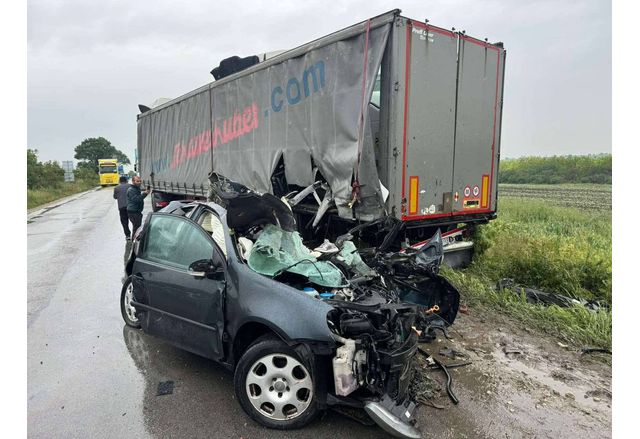 Трима души са загинали и 17 са ранени в пътни