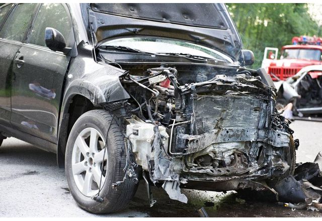Тежка катастрофа между тежкотоварен автомобил с румънска регистрация и пътнически