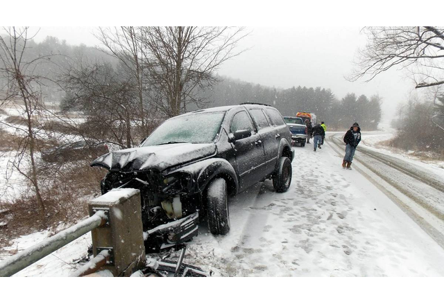 Двама души са загинали транспортират трети към болница след катастрофа