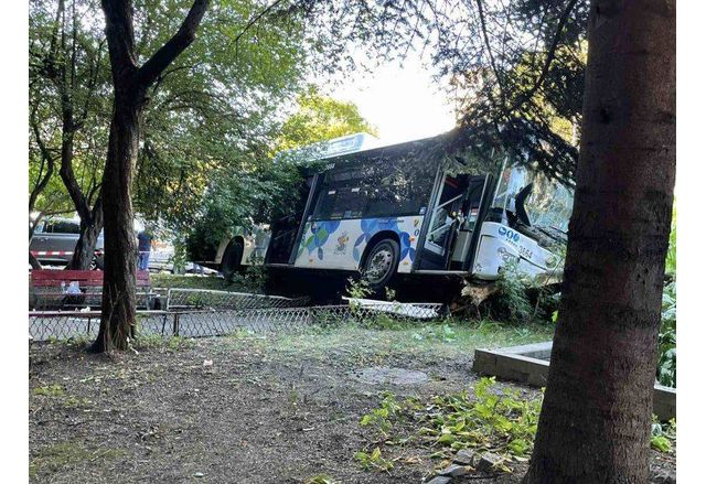 Тежка катастрофа с автобус от градския транспорт в София Инцидентът