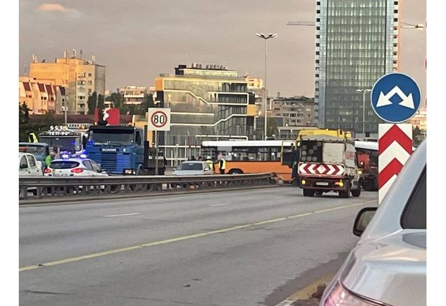 Автобус на градския транспорт в София се вряза в мантинелата