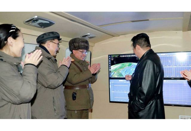Ким Чен-ун на изпитание на ракета