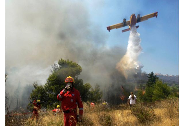 Кипър се бори втори ден с най-катастрофалния пожар в историята си