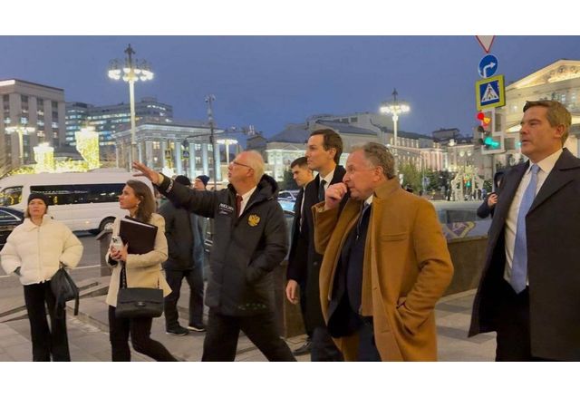 Кирил Дмитриев, Джаред Кушнер и Стив Уиткоф се разхождат в Москва