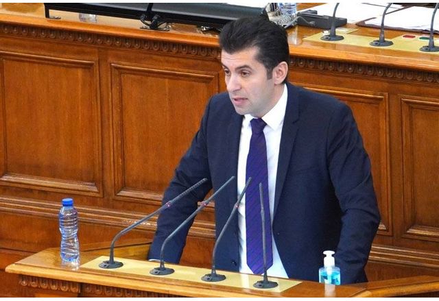 Започна изслушването на министър председателя Кирил Петков в парламента за резултатите
