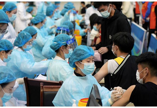 Китай е ваксинирал 1 млрд. от населението си