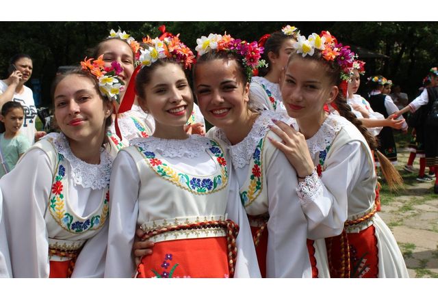 Националният събор на народното творчество Китна Тракия пее и танцува