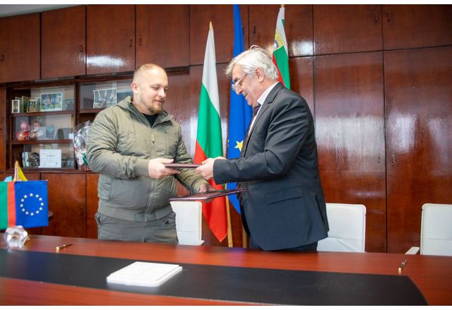 Кметовете на Мездра Иван Аспарухов и на украинският град Конотоп Артьом Семенихин подписват споразумението