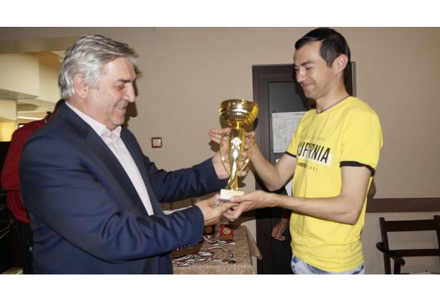 Кметът Иван Аспарухов награждава победителят Мартин Коцев