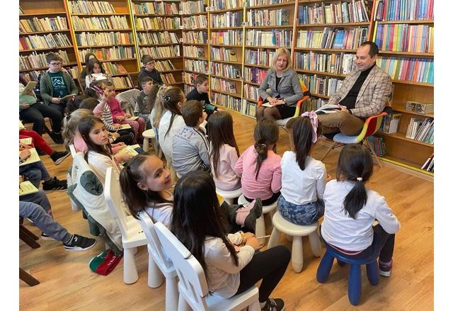 Кметът Калин Каменов чете приказки на деца