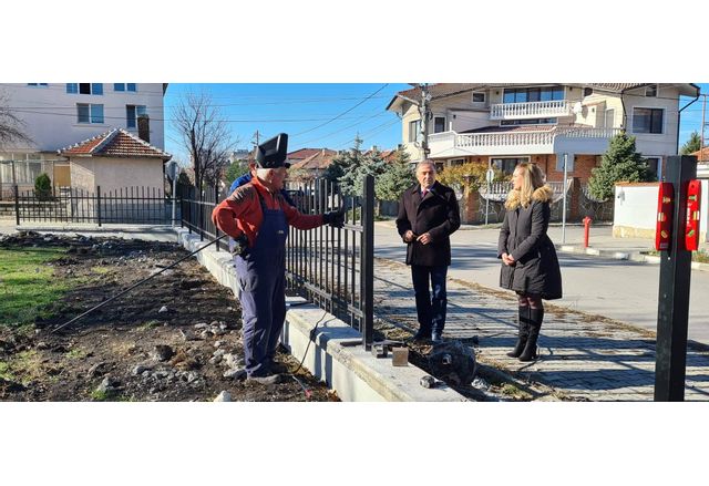 Кметът Николай Грозев и заместник-кметът Нина Генчева