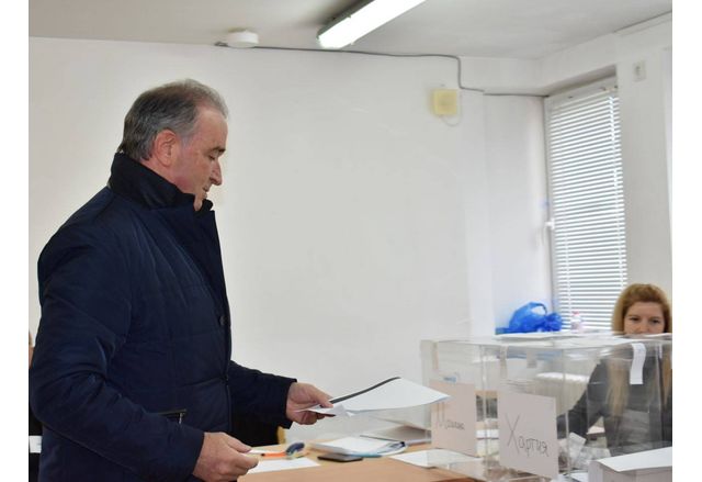 Кметът на Асеновград д-р Христо Грудев гласува