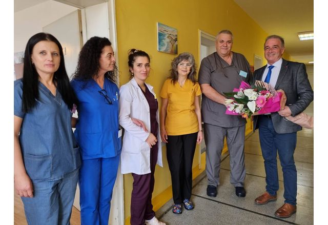 Кметът на община Асеновград д р Христо Грудев поздрави лично лекарите