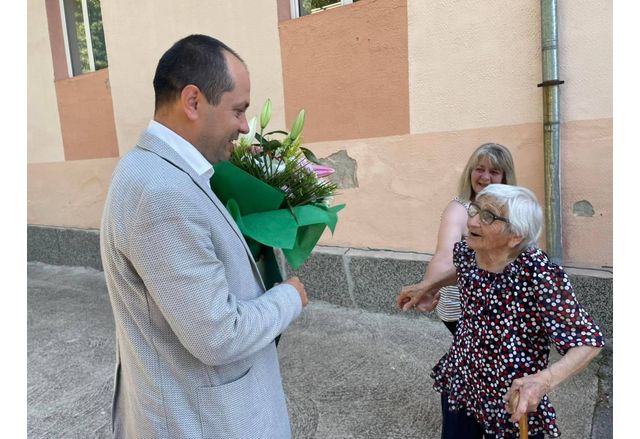 Кметът на Враца поздрави столетница от село Челопек