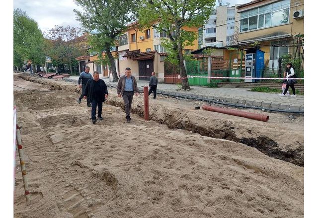 Кметът на Карлово и заместник-кметът по строителството провериха хода на ремонта на ул. „Генерал Карцов“