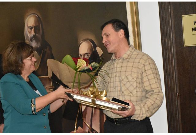 Кметът на Ловеч Корнелия Маринова връчи на генерал-майор Красимир Кънев почетен медал