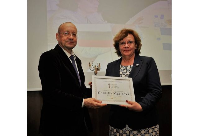 Кметът на Ловеч Корнелия Маринова със златна статуетка за най-добър ръководител на общинска администрация