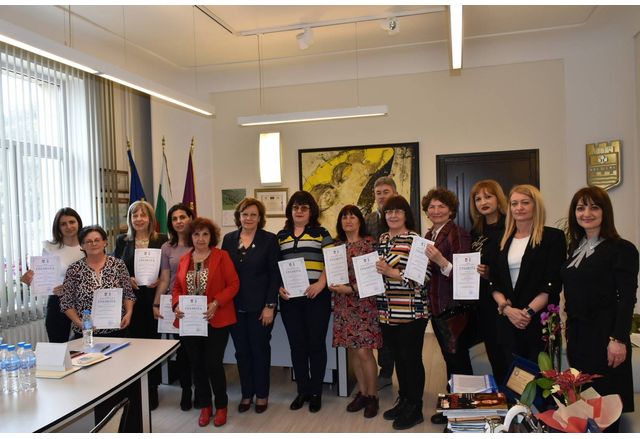 Кметът на Ловеч награди изявени медицински специалисти по повод 7 април
