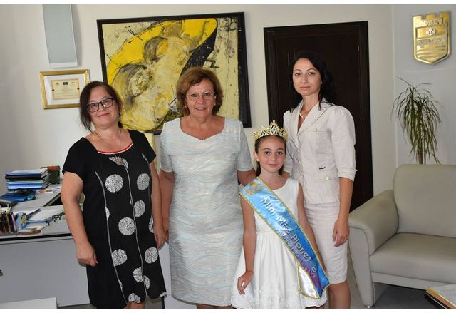 Кметът на Ловеч се срещна с малката Мис Планет 2022
