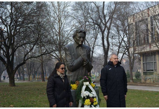 Кметът на Монтана Златко Живков пред паметника на Йордан Радичков