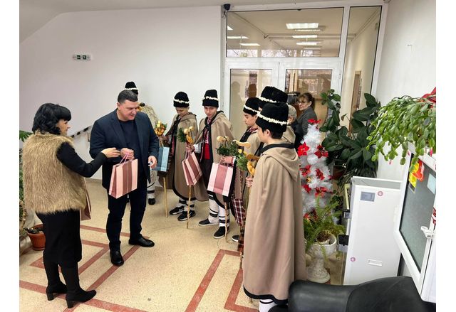 Кметът на Оряхово посрещна коледари