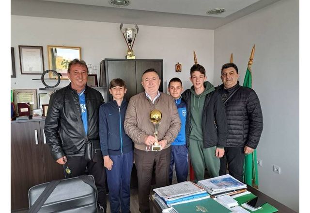 Кметът на община Карлово поздрави децата от "Левски Карлово – 2009" за спечеления футболен турнир
