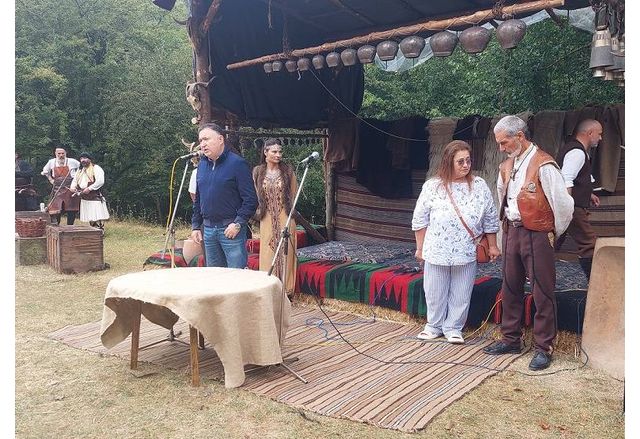 Кметът на община Карлово приветства участниците в събор „Хайдутът“