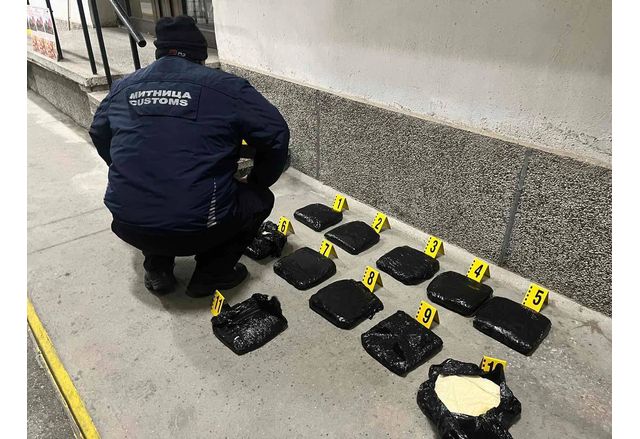 Задържани за престъпления свързани с производство държане разпространение и трафик