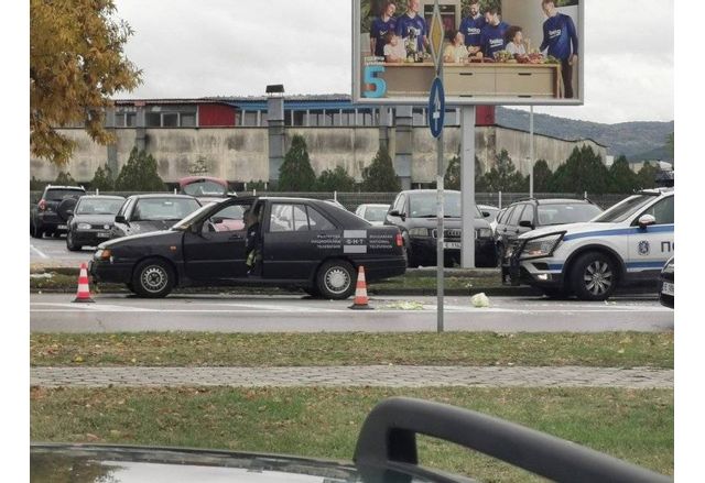 Кола блъсна малко дете на пешеходна пътека в Благоевград