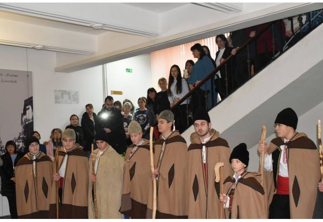 Коледари огласиха с песните си сградата на община Ловеч