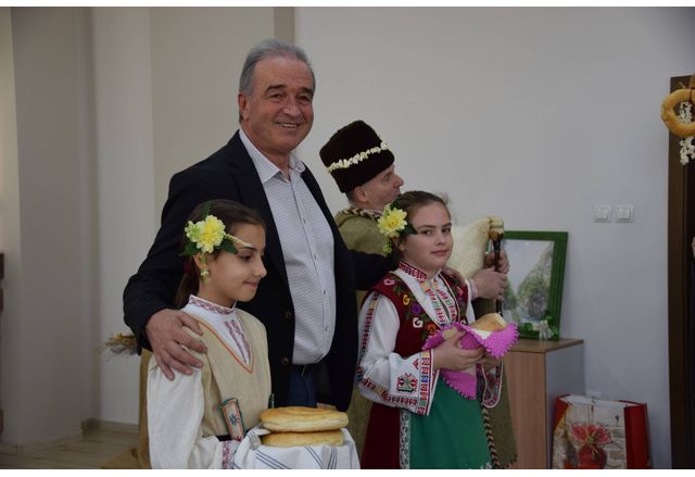 Коледари поздравиха кмета на Асеновград д-р Грудев и жителите на целия град 