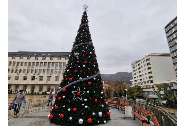 Коледната украса на центъра в Асеновград вече е монтирана Тази