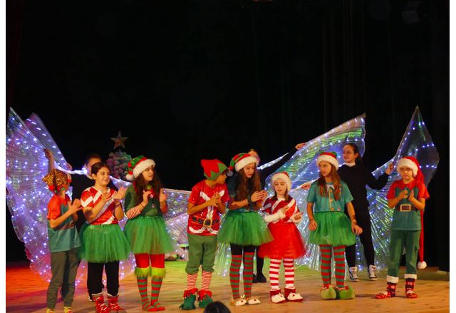 Нова Загора посрещна коледната магия с премиерата на "Изгубеният коледен звън" 