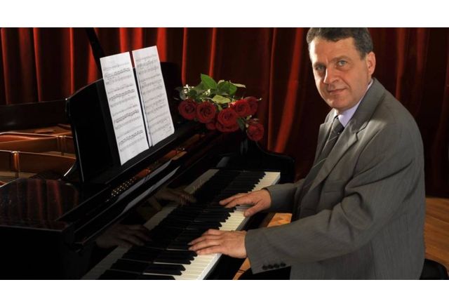 Известният български композитор Александър Севелиев който пострада тежко при взрив