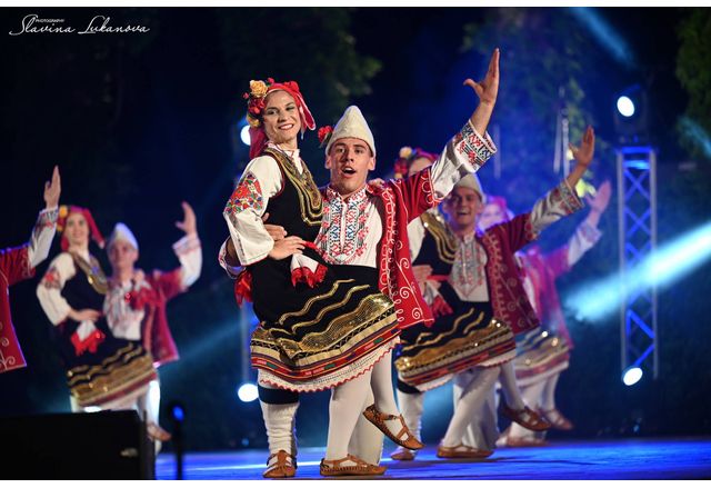 Фолклорен танцов ансамбъл Мездра с главен художествен ръководител и хореограф