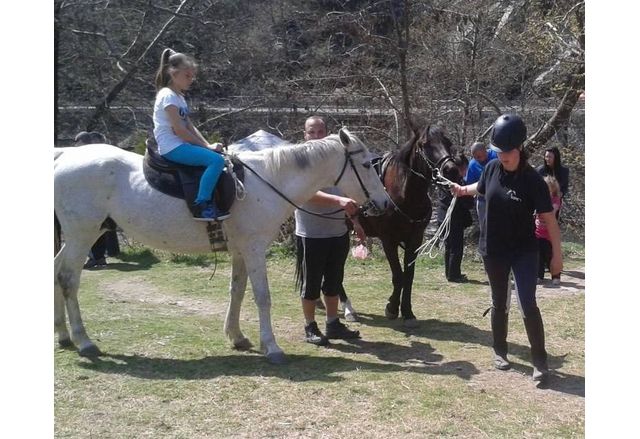 Конно състезание събира стотици ездачи в асеновградско село