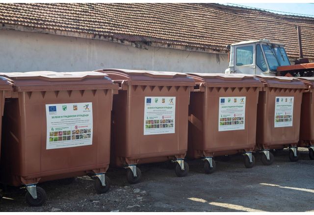 Контейнери за разделно събиране на отпадъци в Мездра