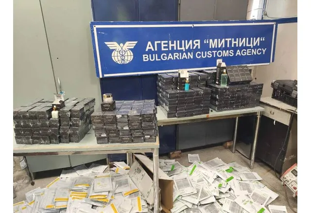 При проверка на лек автомобил митническите служители откриха четири кашона