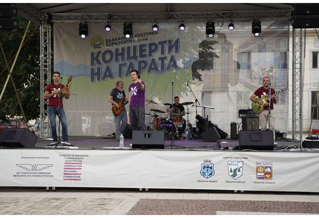 Концерт на гарата в Мездра