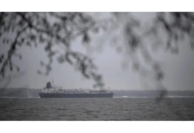 Десетчленният екипаж на моторен кораб Кайрос намиращ се в териториалните