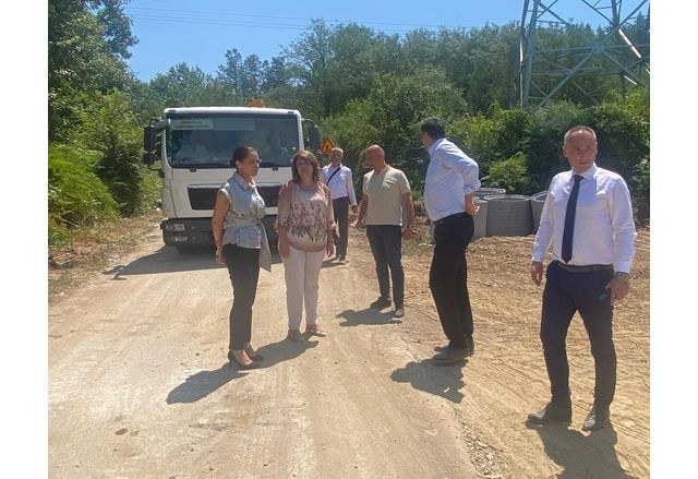 Министър Виолета Коритарова провери строителството на магистрала "Хемус"