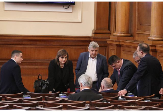 Депутатите от БСП призоваха президента Румен Радев да спре да