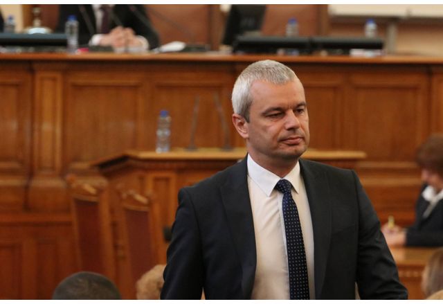 На трибунка на Възраждане в Народното събрание Костадин Костадинов съобщи