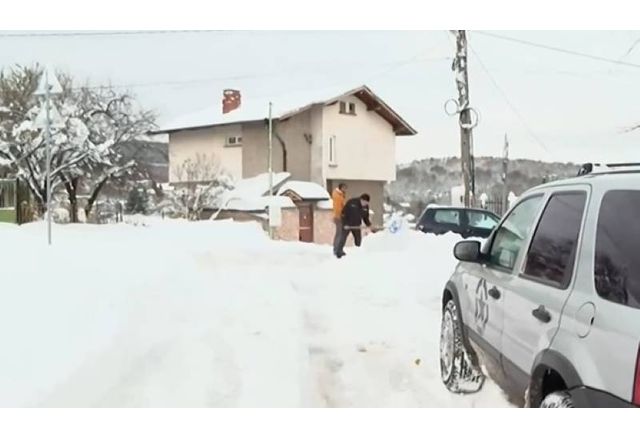 След обилния снеговалеж обстановката във Владая остава тежка като улиците