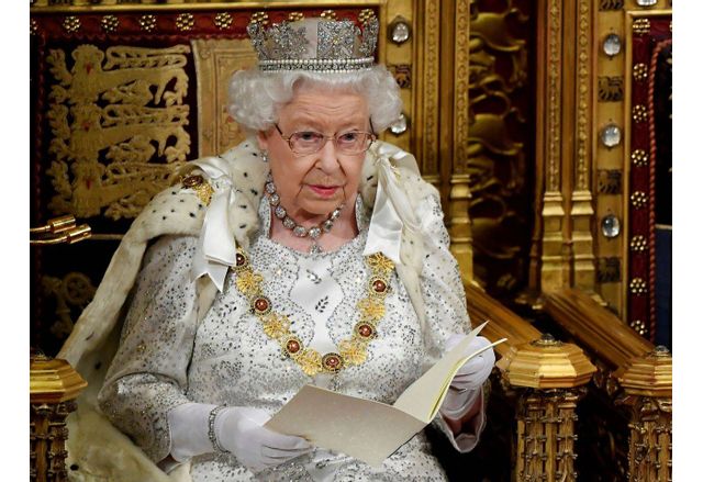 Кралица Елизабет Втора е под медицинско наблюдение в шотландската си