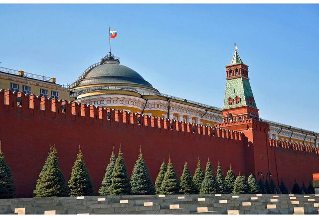 Стените падат а Кремълската стена също не е вечна Империите