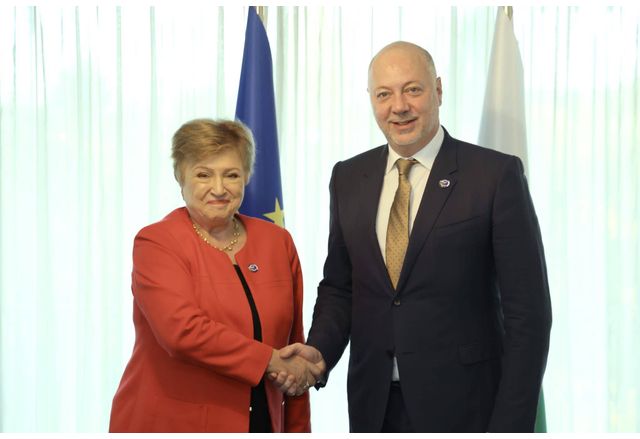 Росен Желязков по време на срещата си с управляващия директор на Международния валутен фонд Кристалина Георгиева