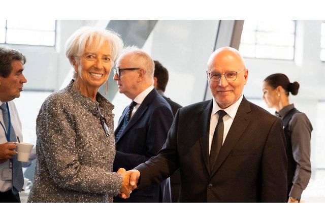 Президентът на Европейската централна банка ЕЦБ Кристин Лагард приветства управителя