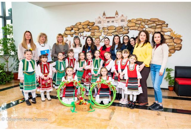 Цветни усмивки и празничен благослов: Лазарки гостуваха в Община Нова Загора