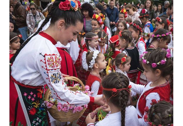 Всяка пролет точно осем дни преди Великден в българските домове